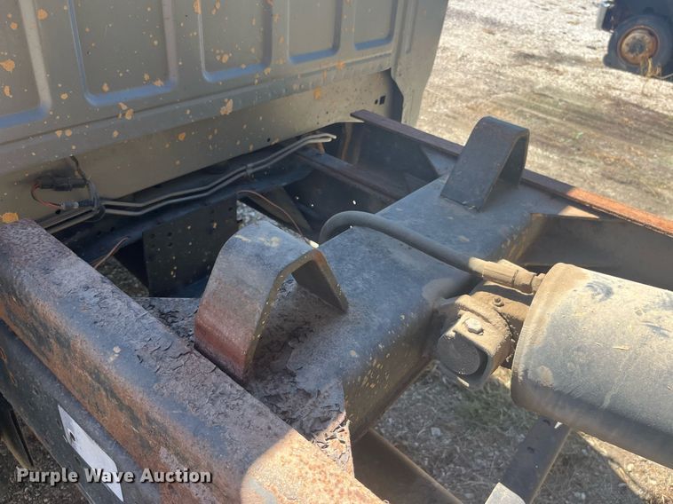 image for item LC9033 1998 Ford F700 dump truck