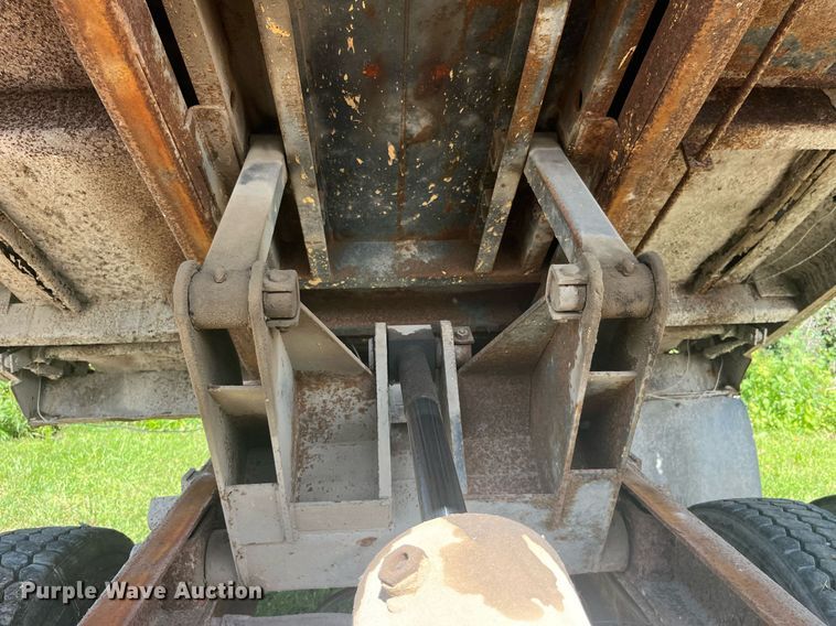 image for item LC9033 1998 Ford F700 dump truck