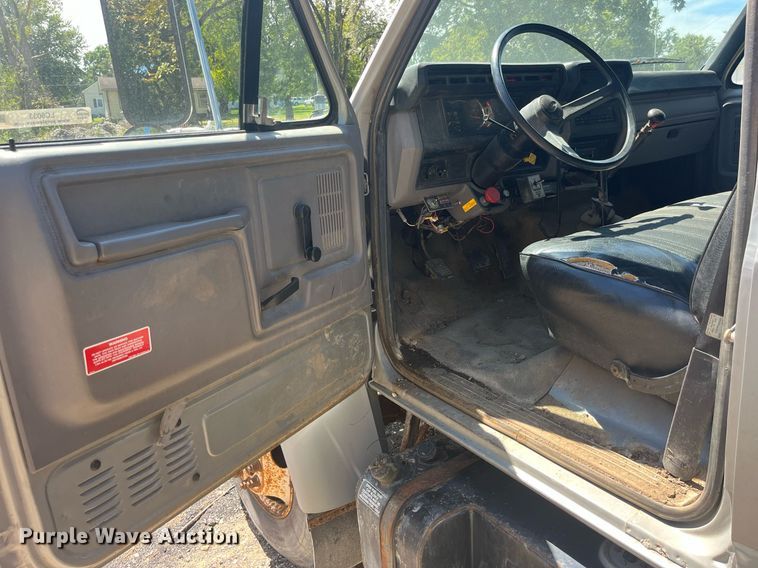 image for item LC9033 1998 Ford F700 dump truck