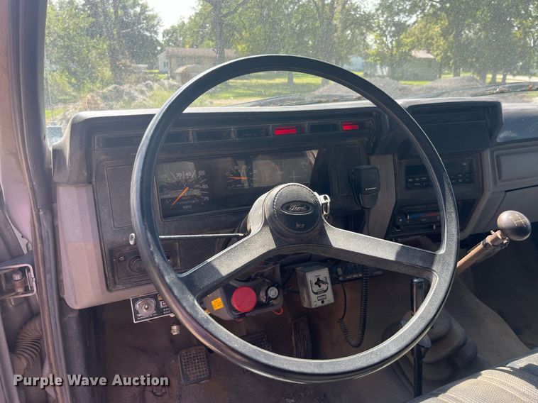 image for item LC9033 1998 Ford F700 dump truck