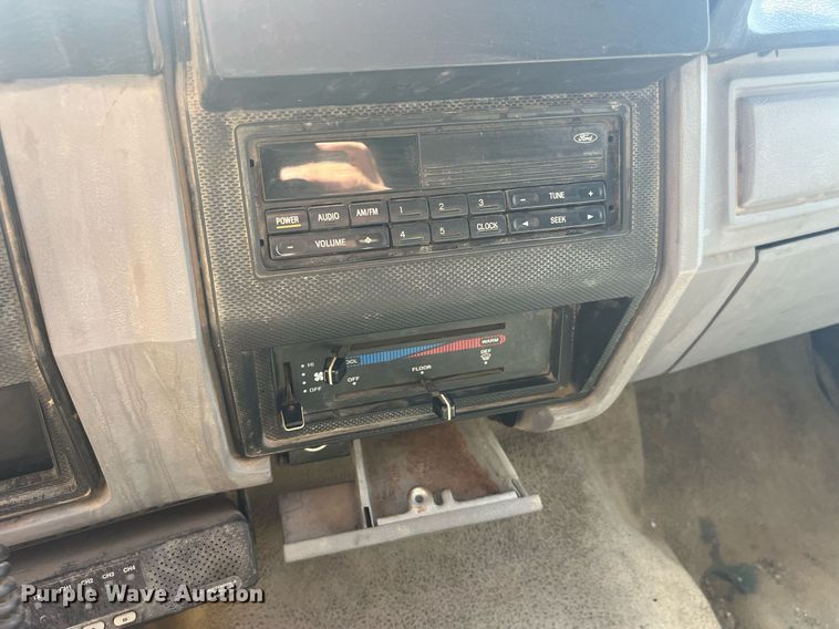 image for item LC9033 1998 Ford F700 dump truck