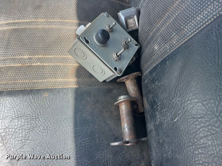 image for item LC9033 1998 Ford F700 dump truck