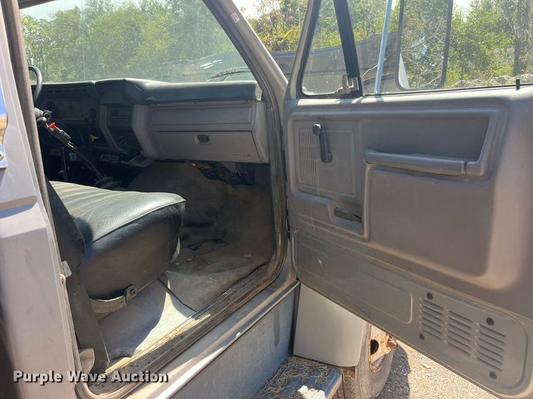 image for item LC9033 1998 Ford F700 dump truck