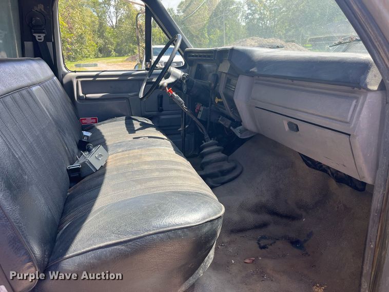 image for item LC9033 1998 Ford F700 dump truck