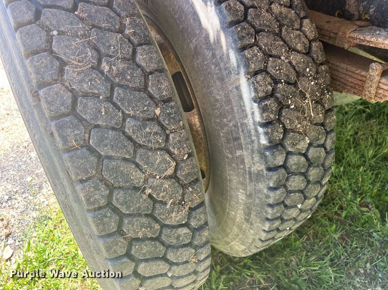 image for item LC9033 1998 Ford F700 dump truck