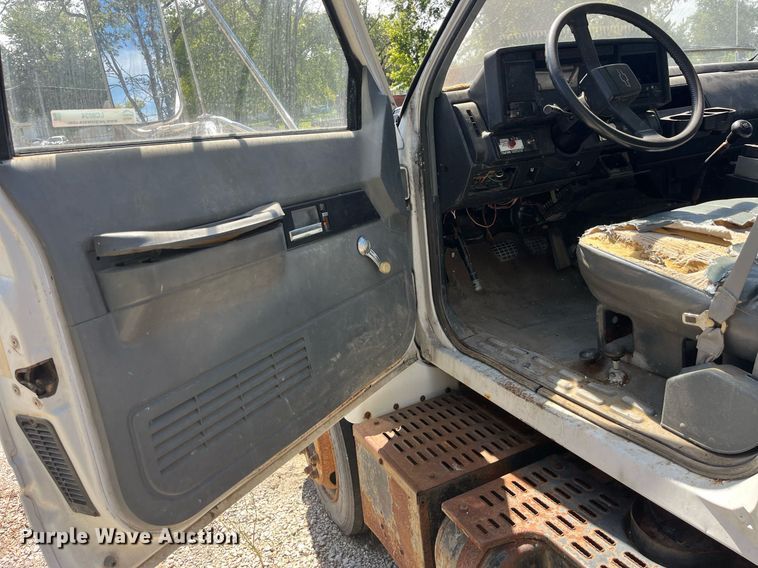 image for item LC9034 1991 Chevrolet Kodiak C6500 flatbed truck