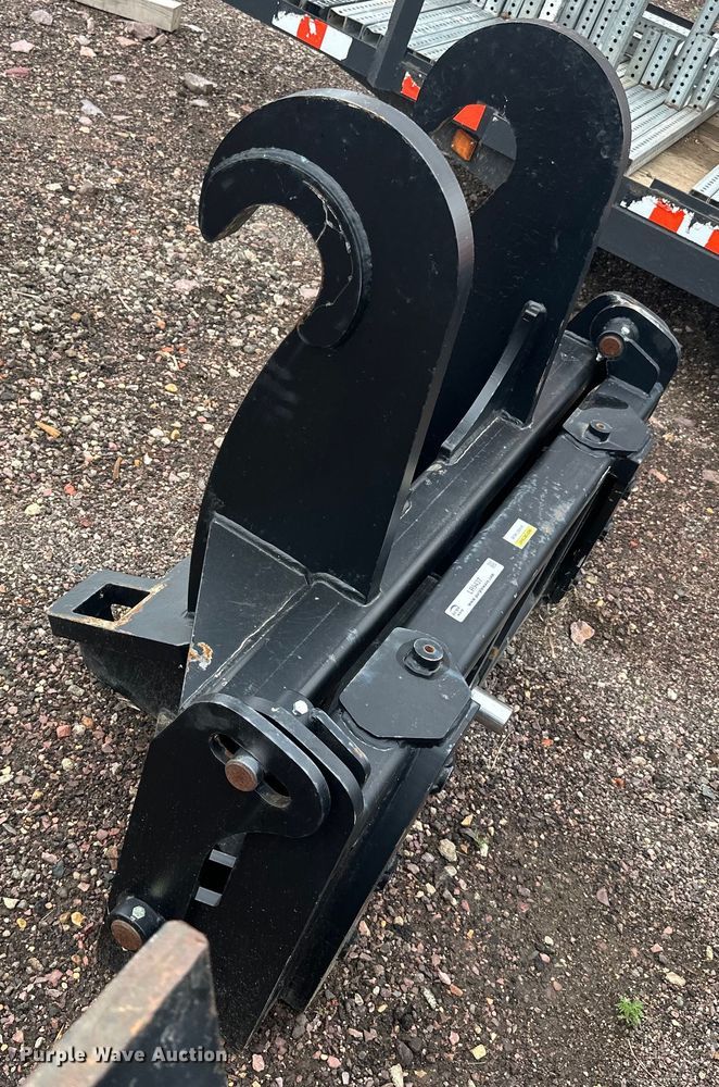 image for item LR9437 Caterpillar  quick coupler