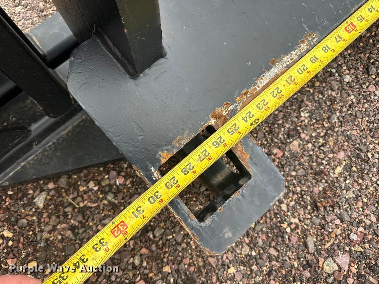 image for item LR9437 Caterpillar  quick coupler