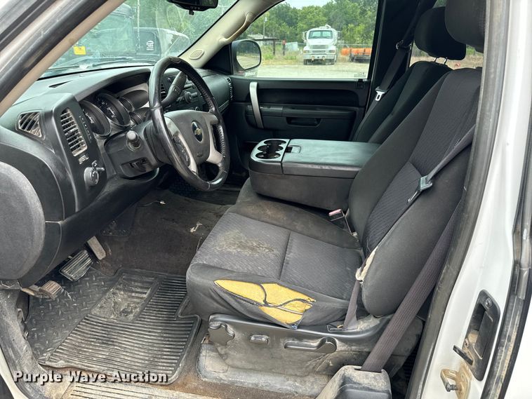 image for item NQ9758 2010 Chevrolet  Silverado 1500 Ext. Cab pickup truck