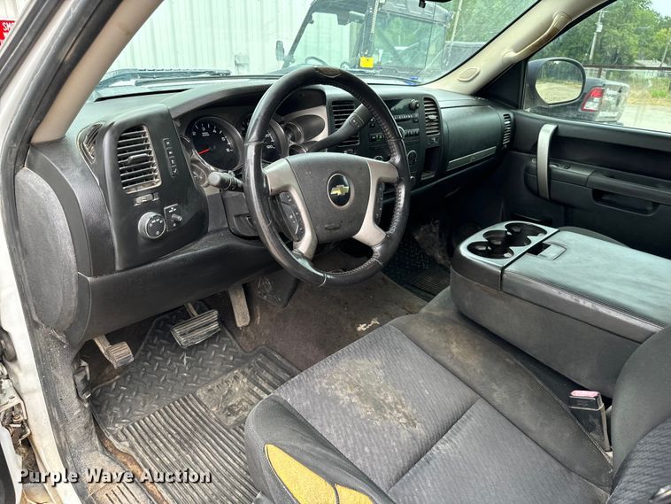 image for item NQ9758 2010 Chevrolet  Silverado 1500 Ext. Cab pickup truck