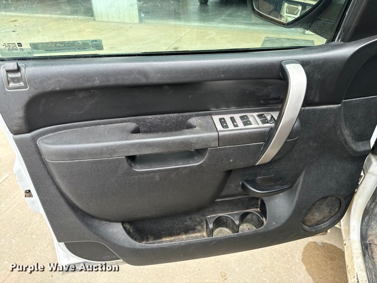 image for item NQ9758 2010 Chevrolet  Silverado 1500 Ext. Cab pickup truck