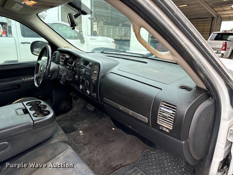 image for item NQ9758 2010 Chevrolet  Silverado 1500 Ext. Cab pickup truck