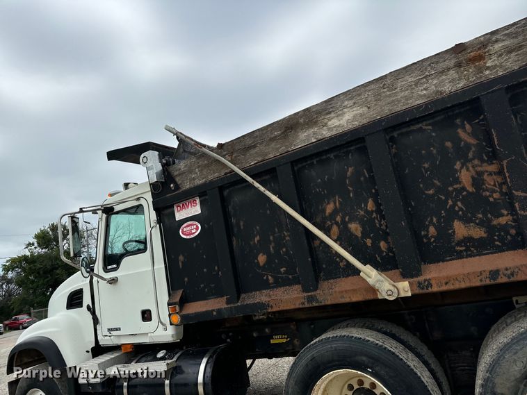 image for item NQ9759 2005 Mack CV713 dump truck