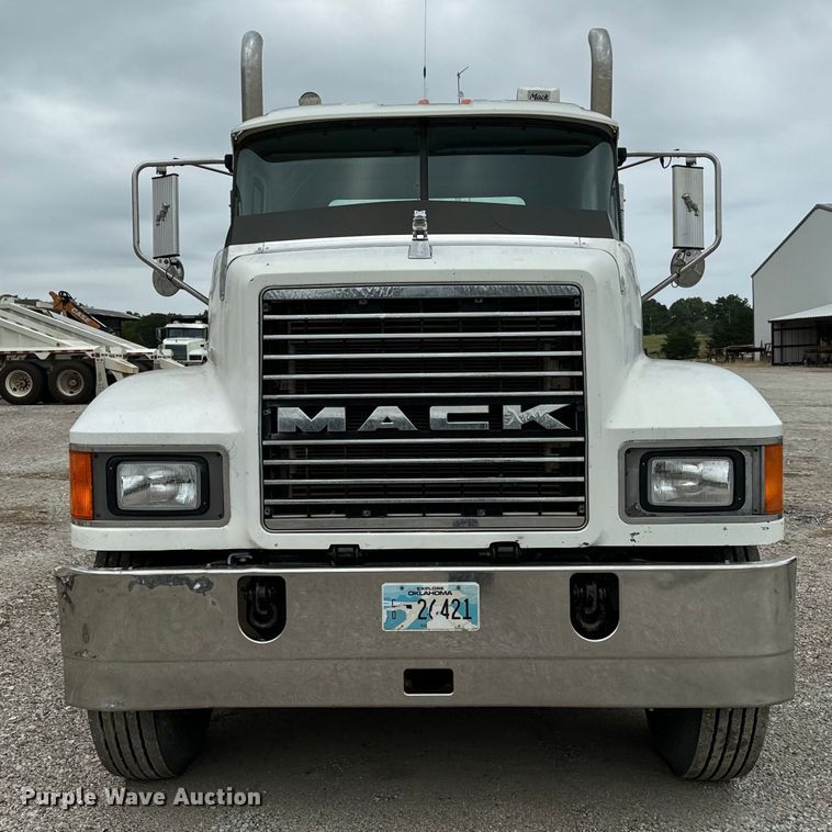 image for item NQ9760 2007 Mack CHN613 semi truck