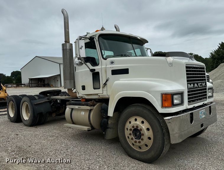 image for item NQ9760 2007 Mack CHN613 semi truck