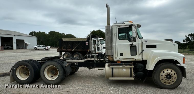 image for item NQ9760 2007 Mack CHN613 semi truck