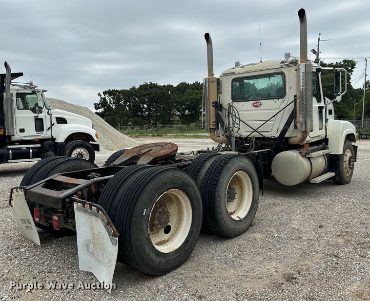 image for item NQ9760 2007 Mack CHN613 semi truck