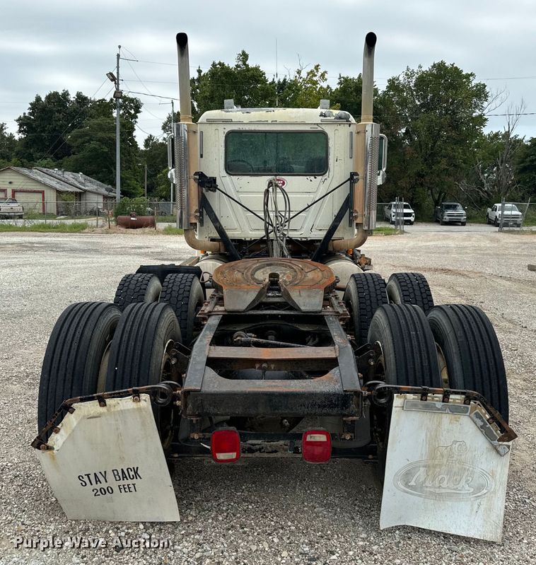 image for item NQ9760 2007 Mack CHN613 semi truck