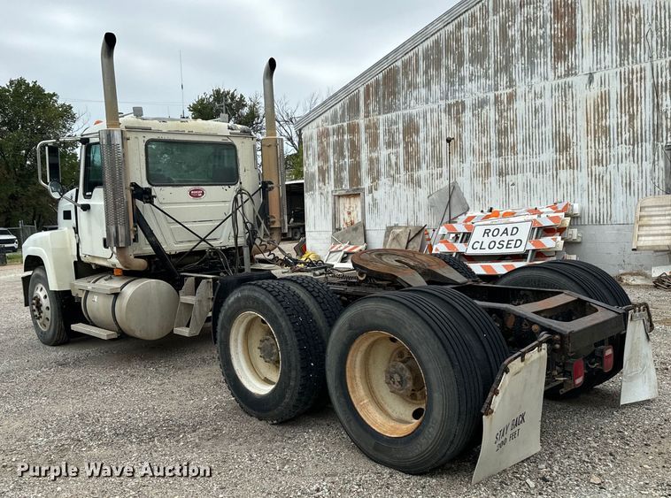 image for item NQ9760 2007 Mack CHN613 semi truck