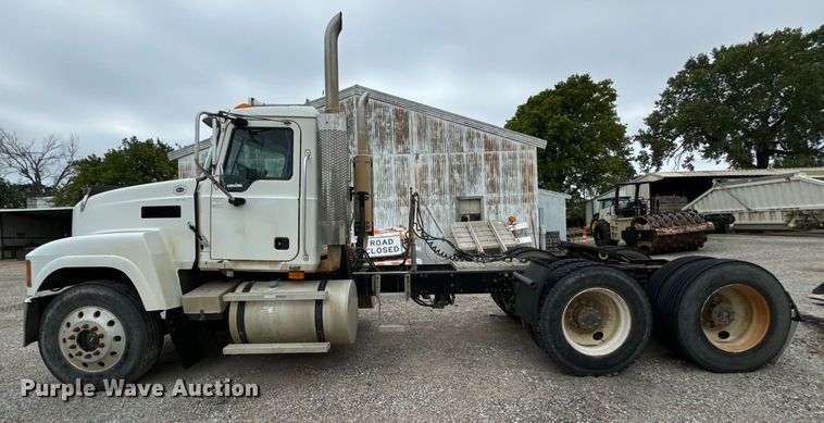 image for item NQ9760 2007 Mack CHN613 semi truck