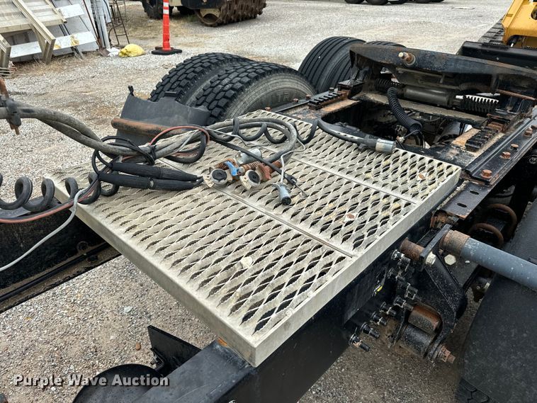 image for item NQ9760 2007 Mack CHN613 semi truck