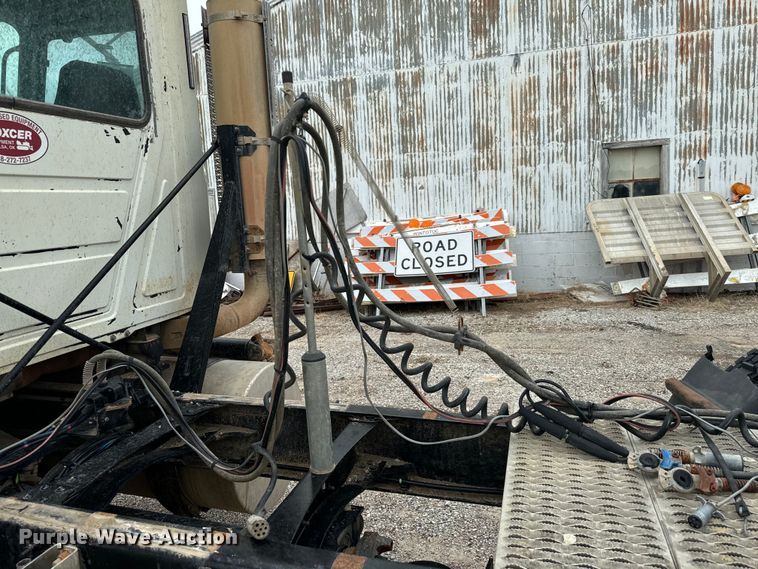 image for item NQ9760 2007 Mack CHN613 semi truck