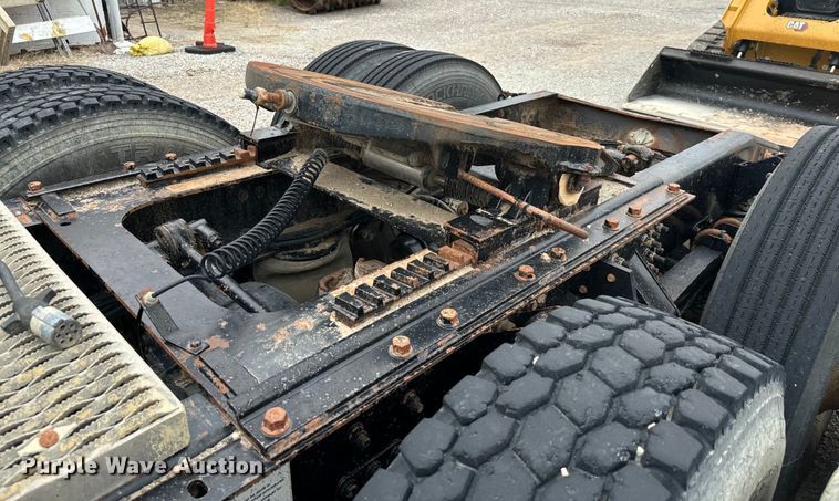 image for item NQ9760 2007 Mack CHN613 semi truck