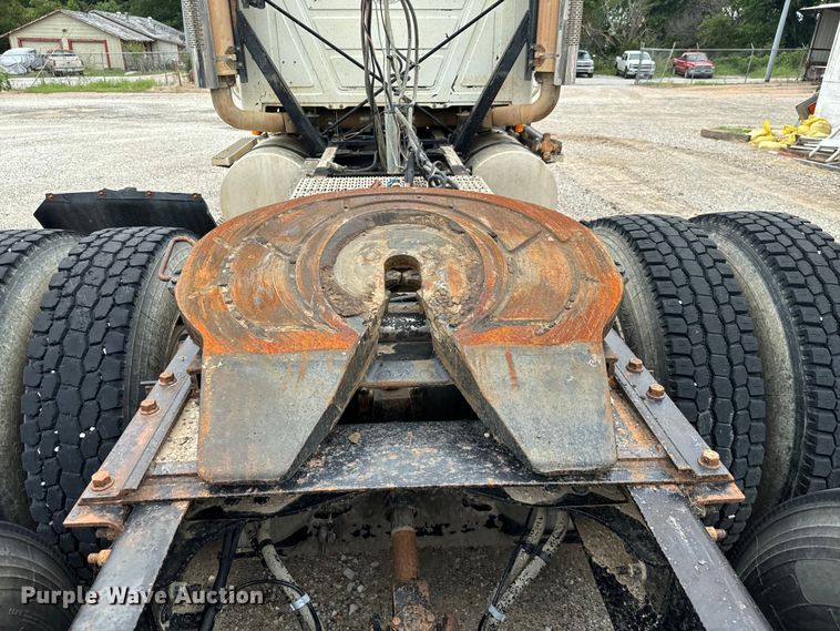 image for item NQ9760 2007 Mack CHN613 semi truck