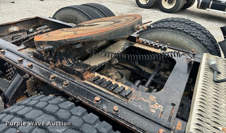 image for item NQ9760 2007 Mack CHN613 semi truck