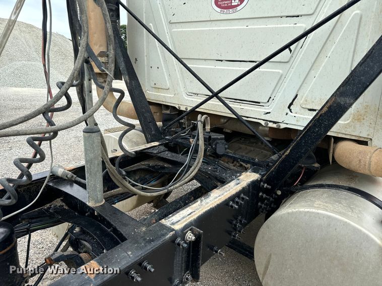 image for item NQ9760 2007 Mack CHN613 semi truck