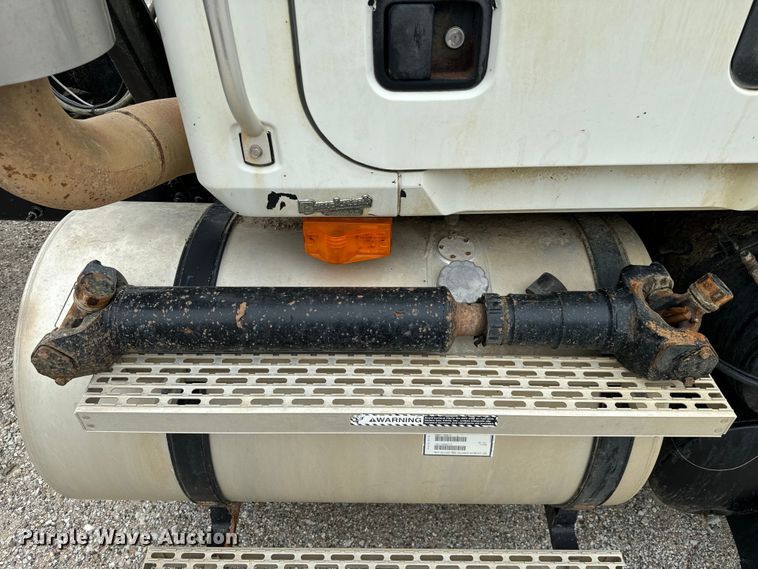 image for item NQ9760 2007 Mack CHN613 semi truck