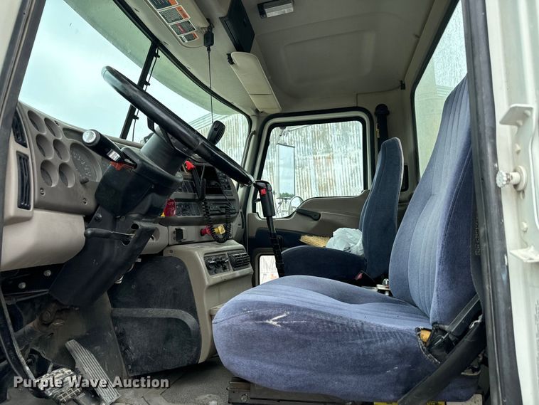 image for item NQ9760 2007 Mack CHN613 semi truck