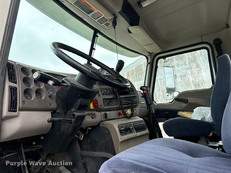 image for item NQ9760 2007 Mack CHN613 semi truck