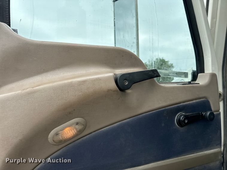 image for item NQ9760 2007 Mack CHN613 semi truck