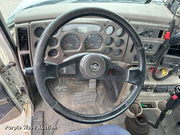 image for item NQ9760 2007 Mack CHN613 semi truck