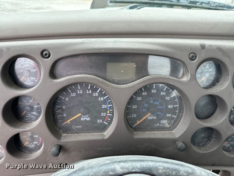 image for item NQ9760 2007 Mack CHN613 semi truck