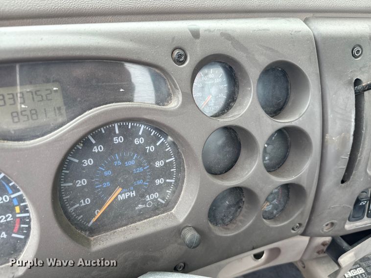 image for item NQ9760 2007 Mack CHN613 semi truck