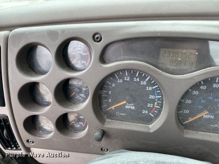 image for item NQ9760 2007 Mack CHN613 semi truck