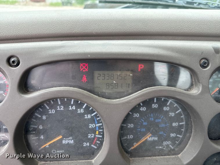 image for item NQ9760 2007 Mack CHN613 semi truck