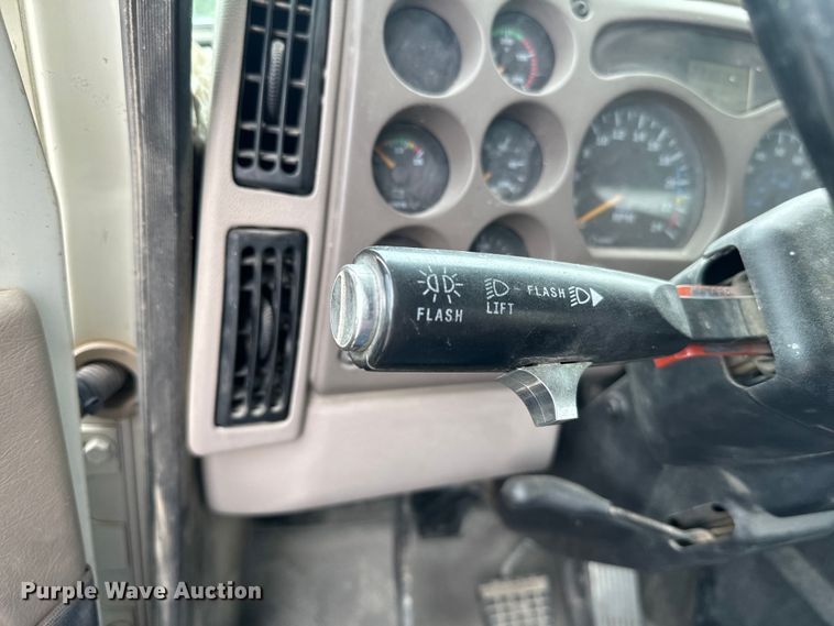 image for item NQ9760 2007 Mack CHN613 semi truck