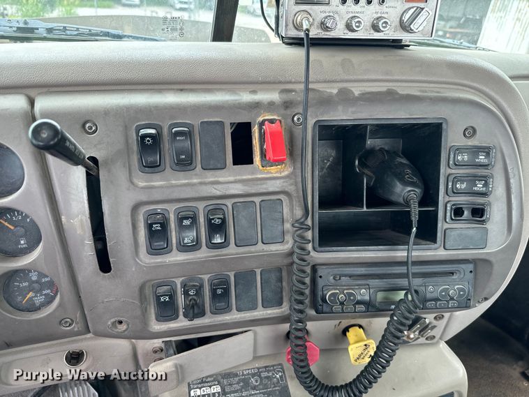 image for item NQ9760 2007 Mack CHN613 semi truck