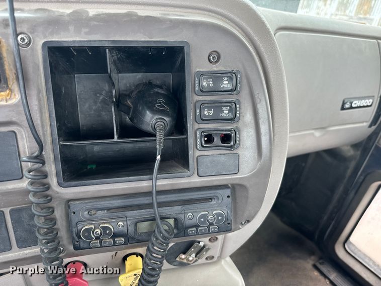 image for item NQ9760 2007 Mack CHN613 semi truck