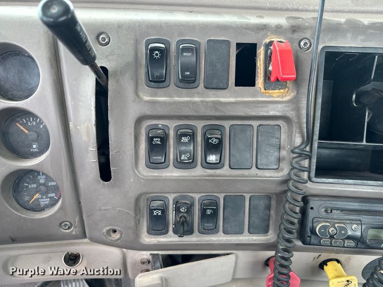 image for item NQ9760 2007 Mack CHN613 semi truck