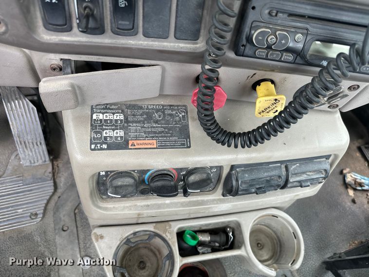 image for item NQ9760 2007 Mack CHN613 semi truck