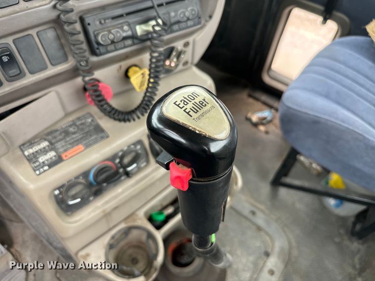 image for item NQ9760 2007 Mack CHN613 semi truck