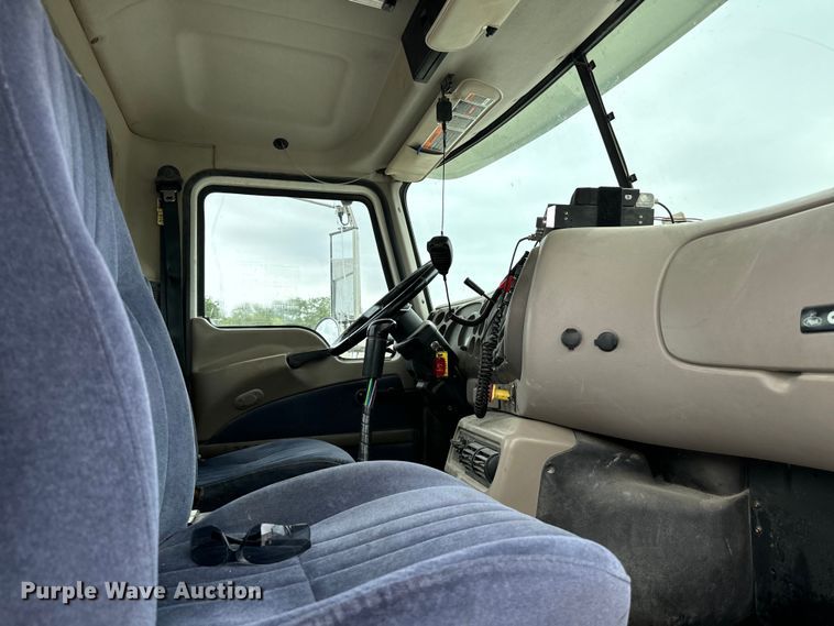 image for item NQ9760 2007 Mack CHN613 semi truck