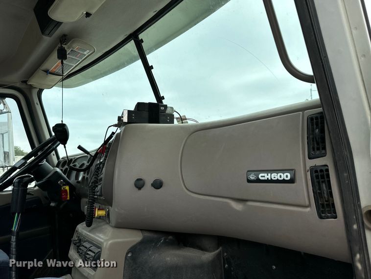 image for item NQ9760 2007 Mack CHN613 semi truck