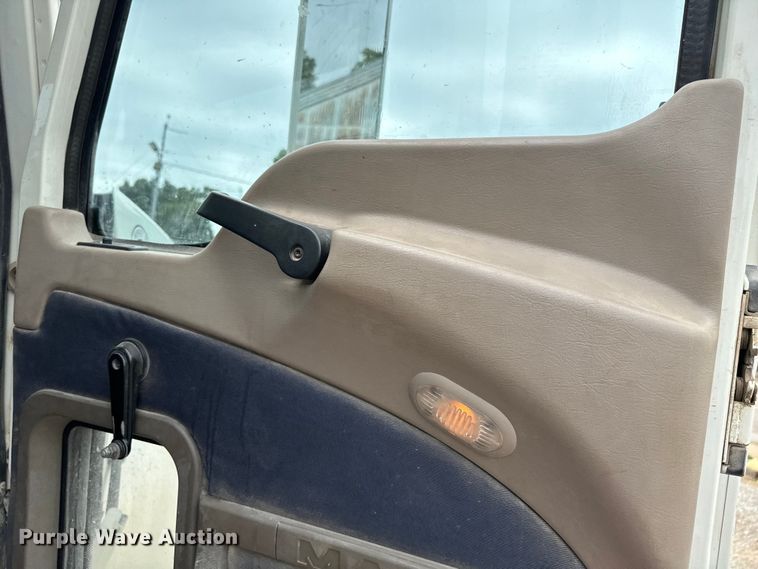 image for item NQ9760 2007 Mack CHN613 semi truck