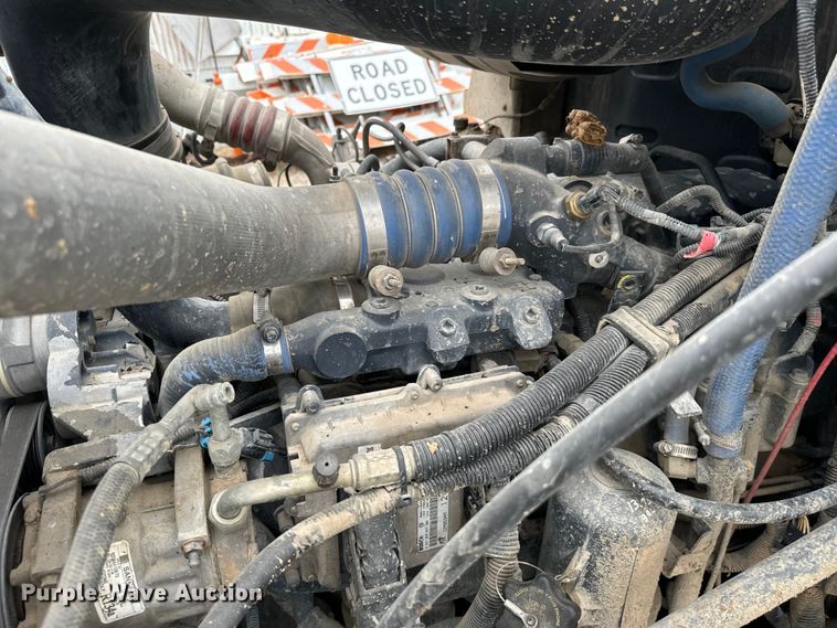 image for item NQ9760 2007 Mack CHN613 semi truck