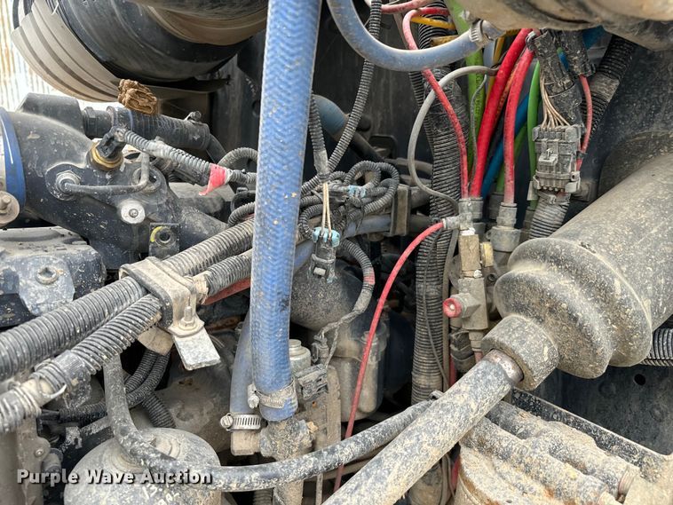 image for item NQ9760 2007 Mack CHN613 semi truck